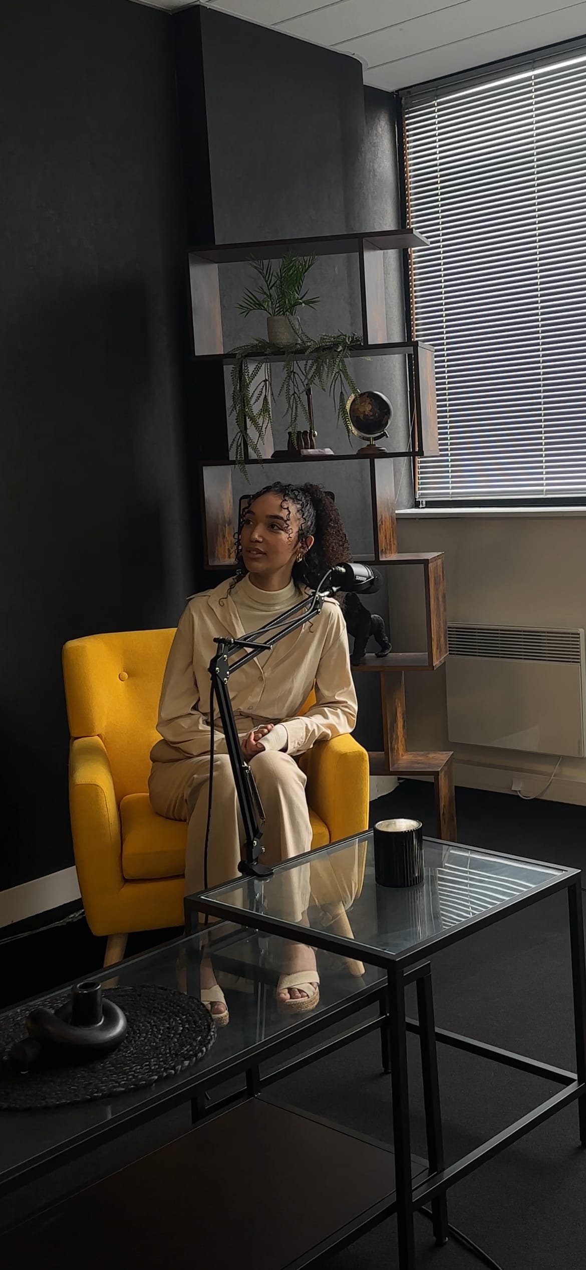 Nelsia Grondin lors de l'enregistrement de son podcast