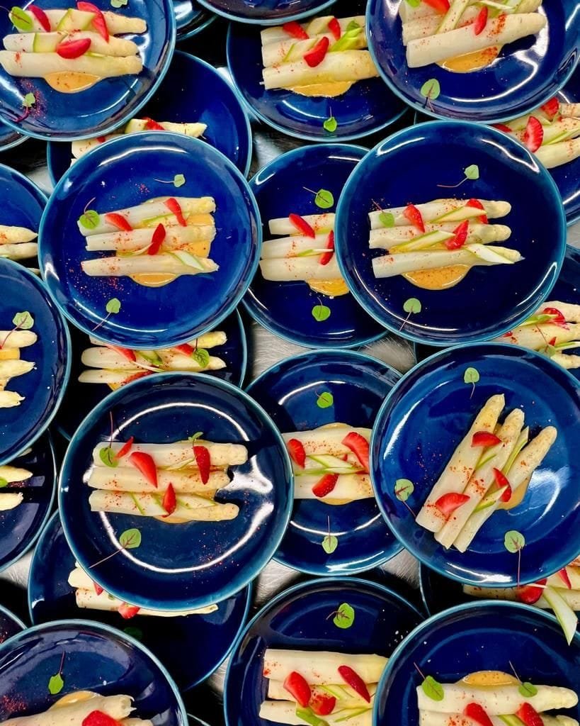 Assiettes bleues, asperges blanches et fraises