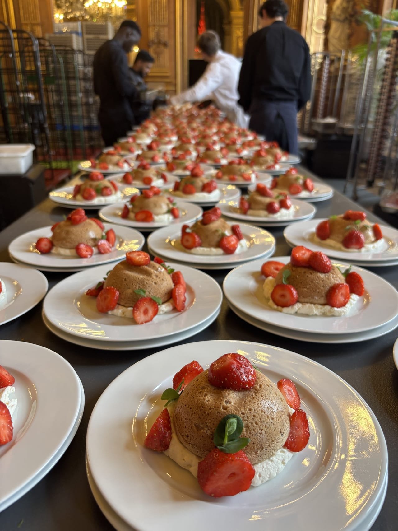 Service de desserts dôme chocolat et fraises en château