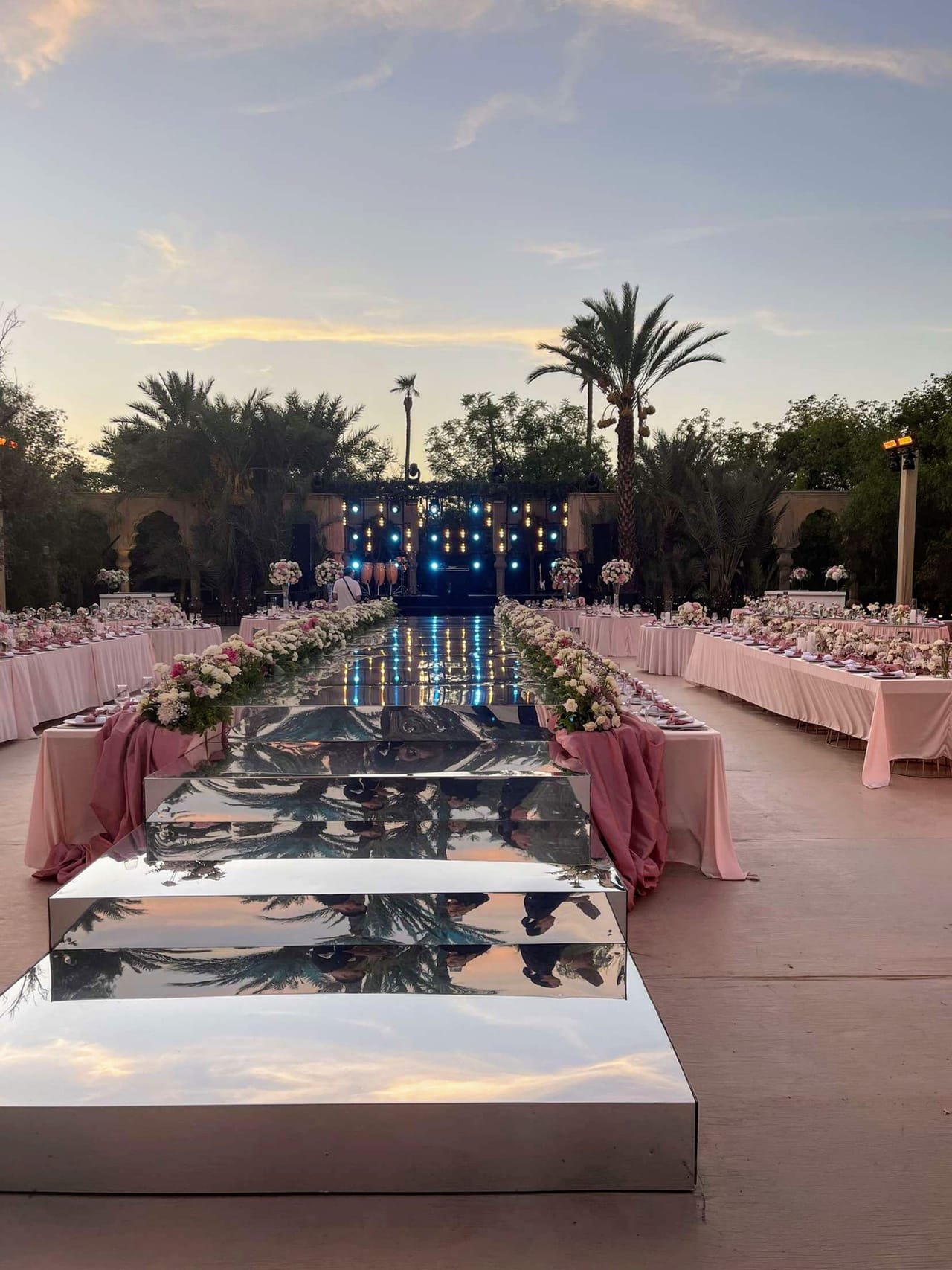 Mise en scène d'un dîner de mariage à Marrakech au crépuscule